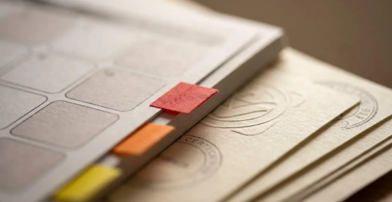 Calendrier mural montrant dates d'expiration de diagnostics immobiliers avec alertes visuelles