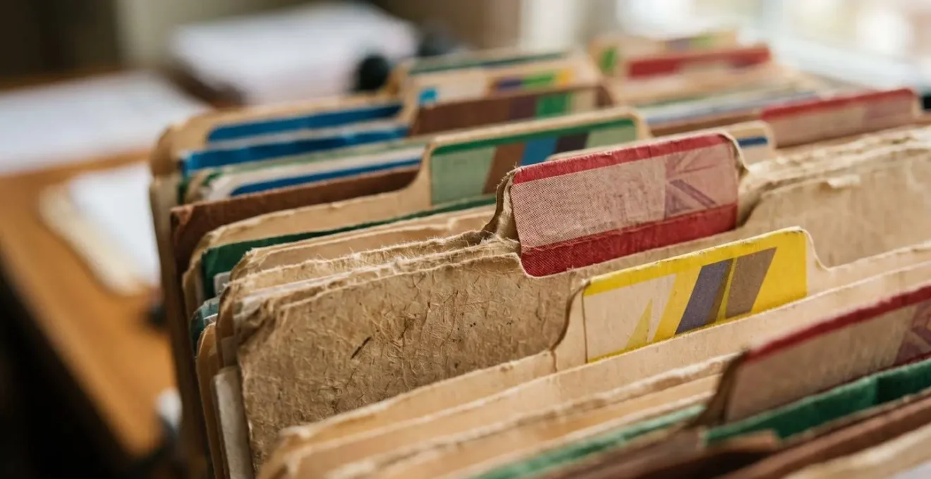 Dossier juridique épais avec documents organisés illustrant la complexité d'une affaire et la justification des frais irrépétibles