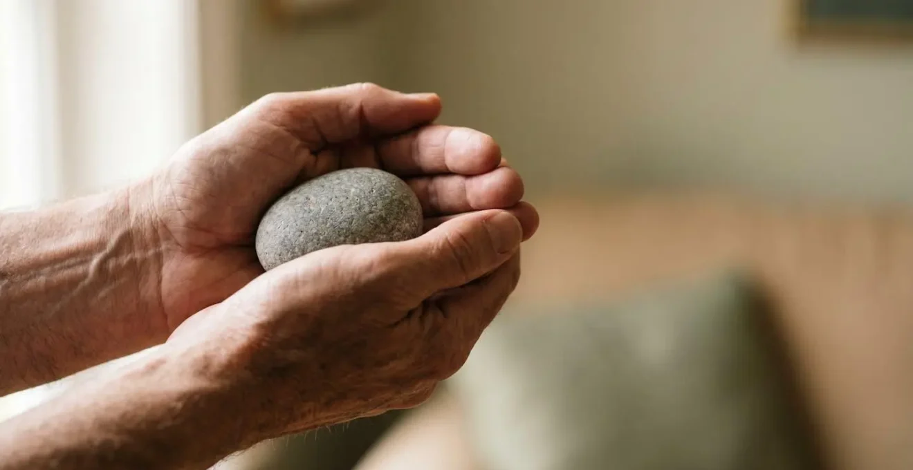 Geste de protection symbolisant la prévention des difficultés financières